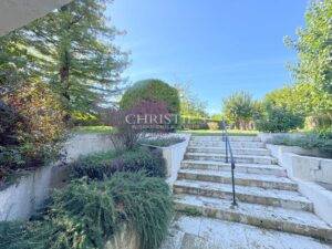 A unique estate in Saintes – 2 independent homes, swimming pool and wooded parkland