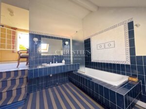 A unique estate in Saintes – 2 independent homes, swimming pool and wooded parkland