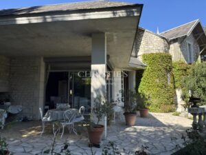 A unique estate in Saintes – 2 independent homes, swimming pool and wooded parkland