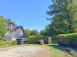 A unique estate in Saintes – 2 independent homes, swimming pool and wooded parkland