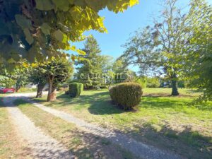 A unique estate in Saintes – 2 independent homes, swimming pool and wooded parkland