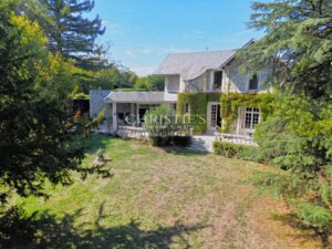 A unique estate in Saintes – 2 independent homes, swimming pool and wooded parkland