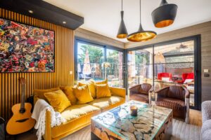 BÈGLES — Contemporary Family Home with Swimming Pool and Independent Studio