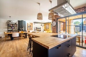 BÈGLES — Contemporary Family Home with Swimming Pool and Independent Studio