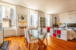 SAINT-EMILION: Commercial and residential building