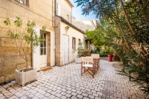 SAINT-EMILION: Commercial and residential building