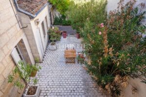 SAINT-EMILION: Commercial and residential building