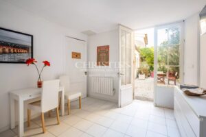 SAINT-EMILION: Commercial and residential building